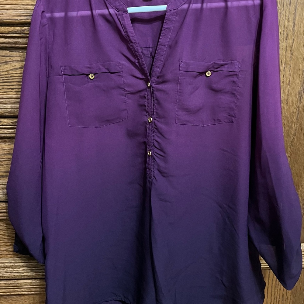 Women’s Purple ombré Large 3/4 sleeve length top, gold buttons, smoke free